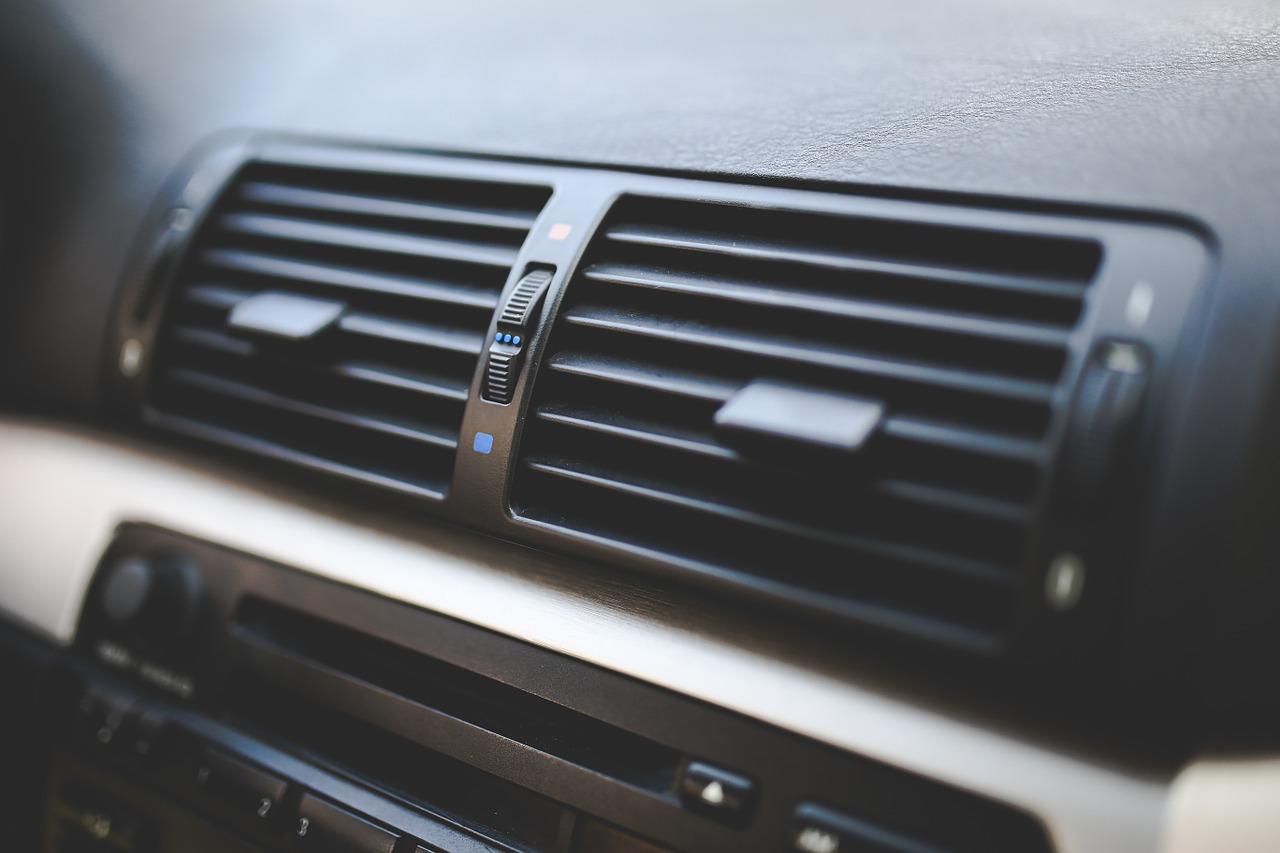 Za pomocą jakich środków zwiększyć wydajność systemu klimatyzacji w samochodach?