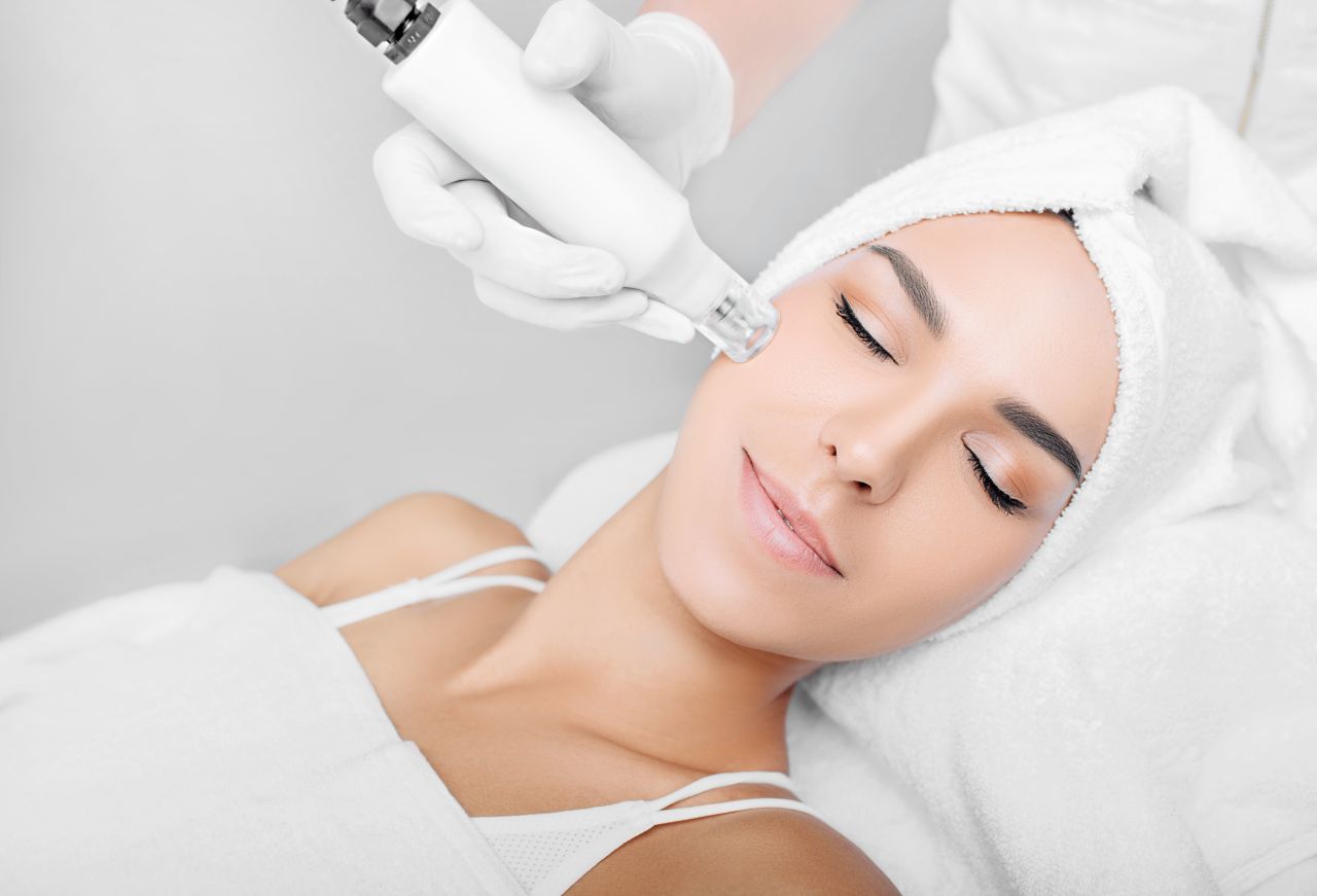 Nowoczesny sprzęt do zabiegów na twarz – krótko o trendach w kosmetologii