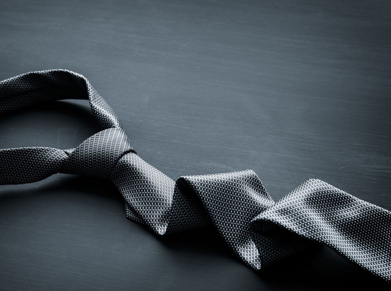 Jak w prosty sposób zawiązać krawat?