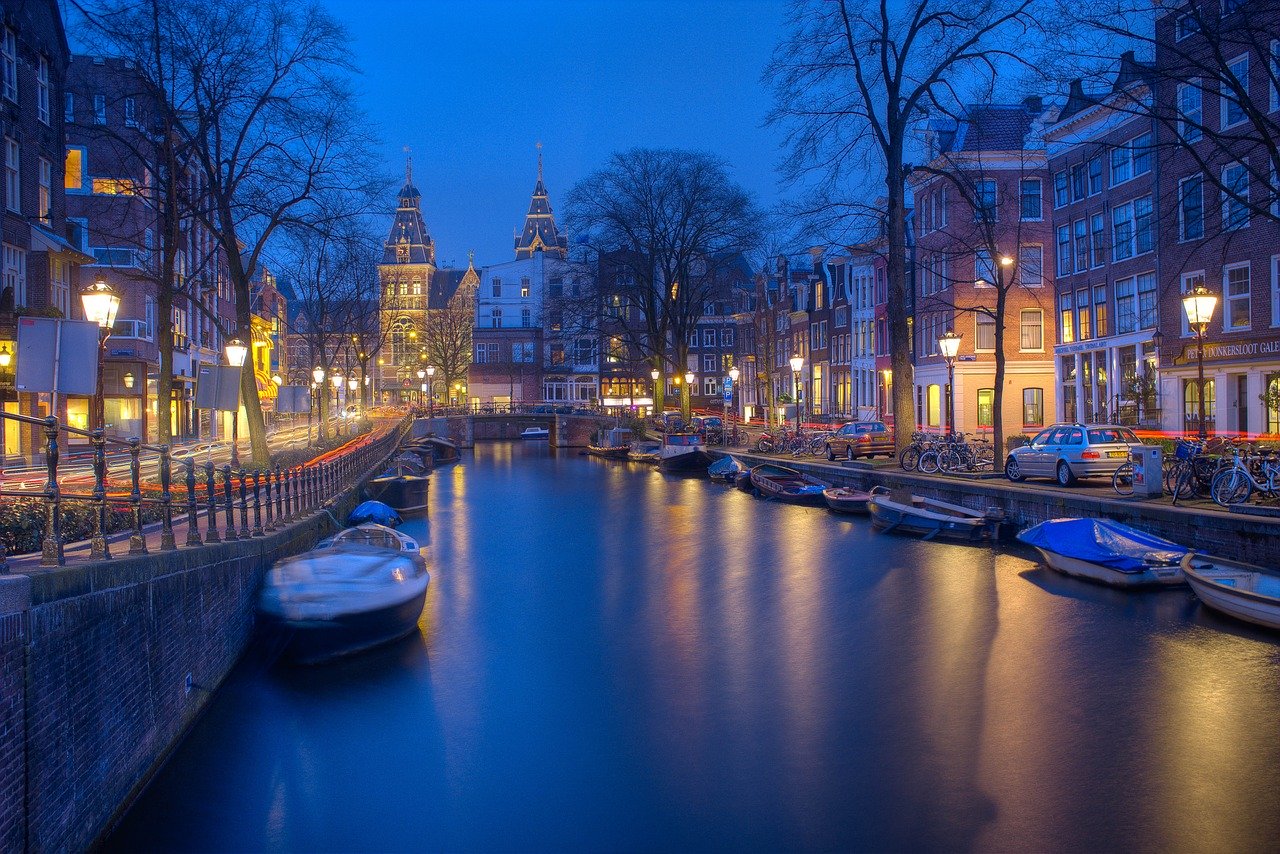 Bezpieczne i tanie podróżowanie do Amsterdamu